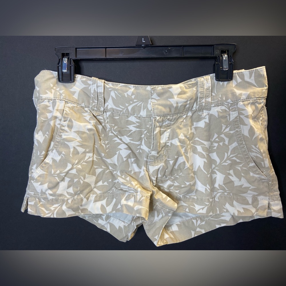 Express, khaki shorts, size 6.